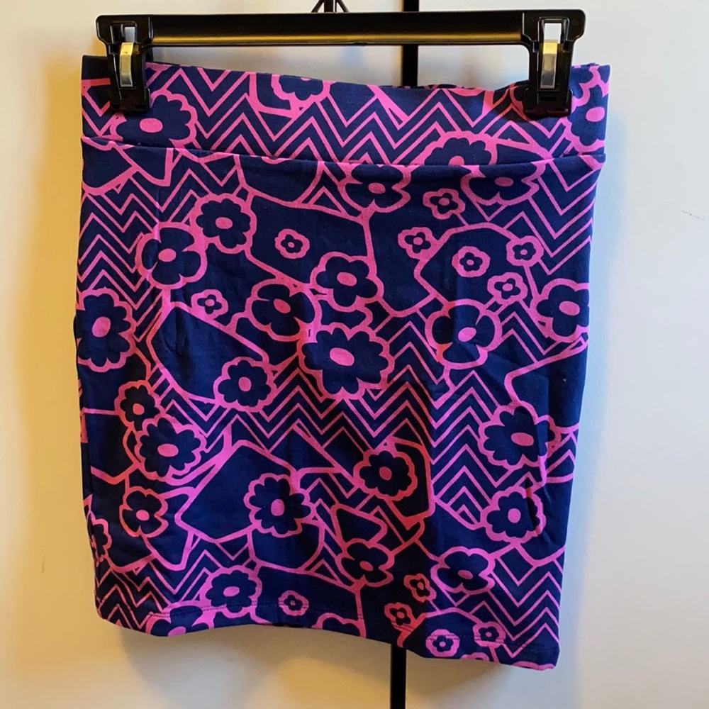 Brand new skirt fuchsia size medium, forever 21
